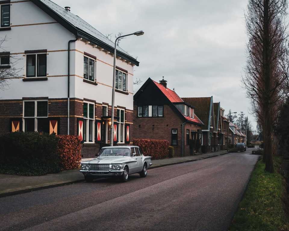 Straße mit Häusern und Auto