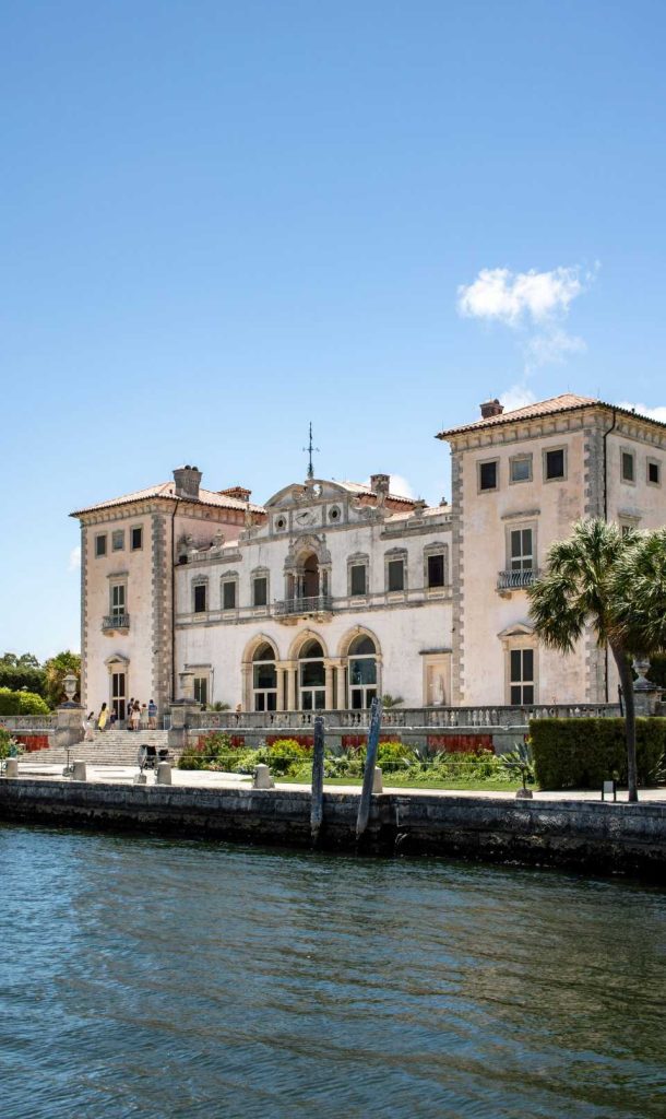 historisches Gebäude am Wasser